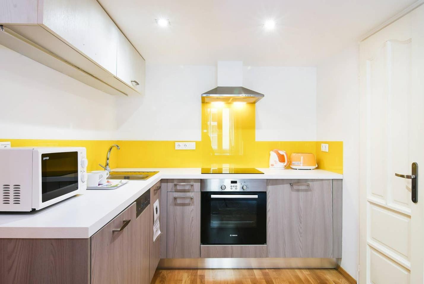 Central & Colorful Studio With Air Conditioning Budapest Exteriör bild