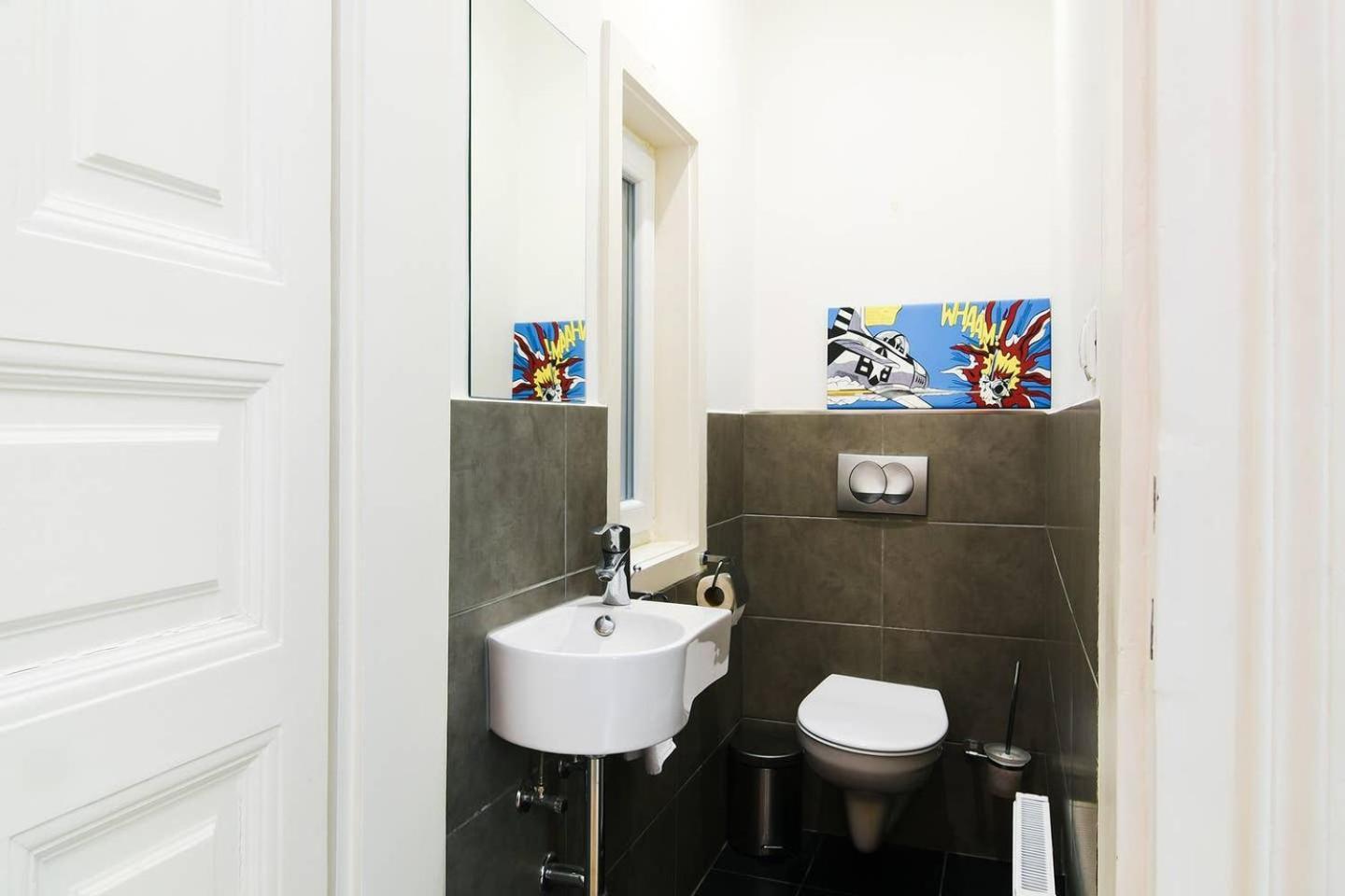 Central & Colorful Studio With Air Conditioning Budapest Exteriör bild