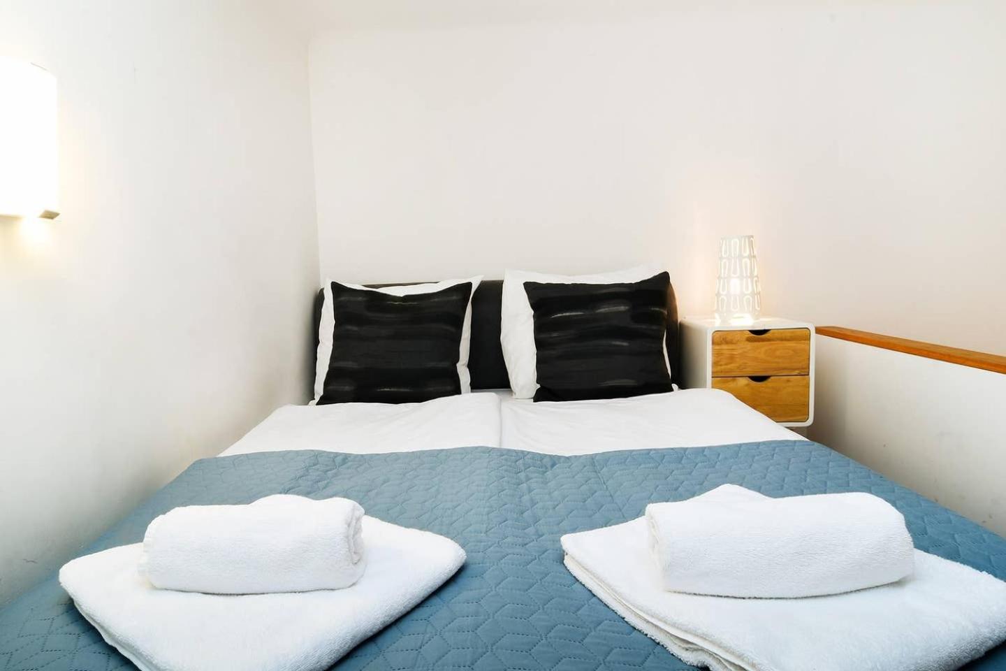 Central & Colorful Studio With Air Conditioning Budapest Exteriör bild
