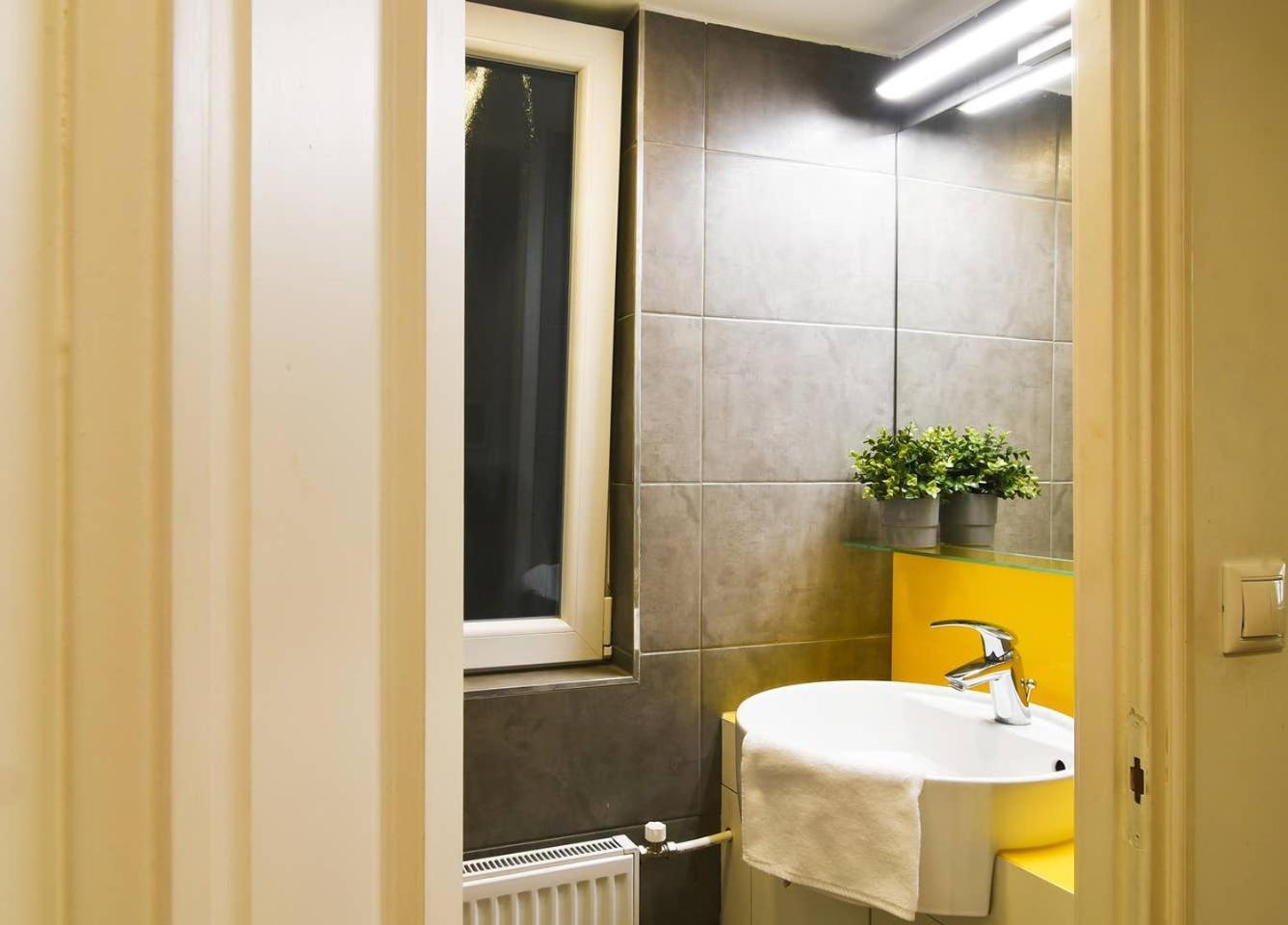 Central & Colorful Studio With Air Conditioning Budapest Exteriör bild
