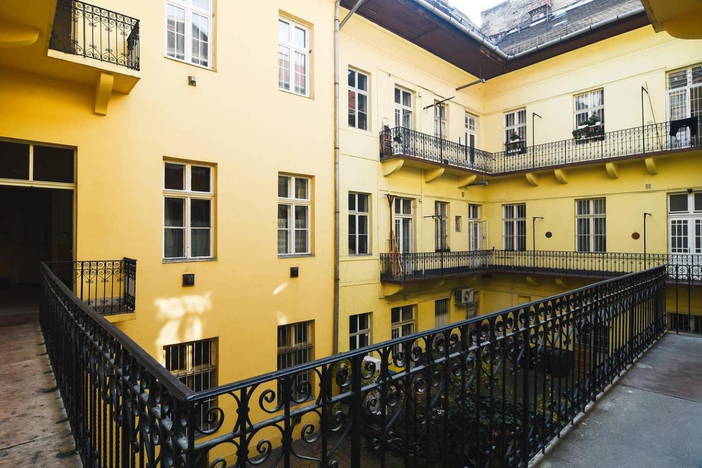 Central & Colorful Studio With Air Conditioning Budapest Exteriör bild